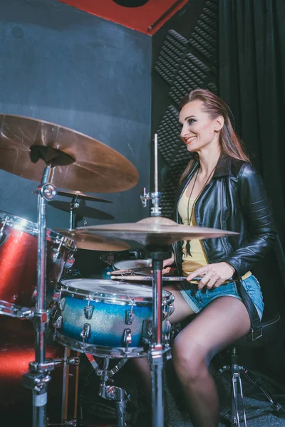 音楽学校でドラムを演奏する女性 — ストック写真