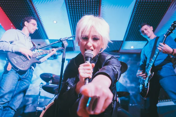 Banda durante show fazendo música rock no palco — Fotografia de Stock