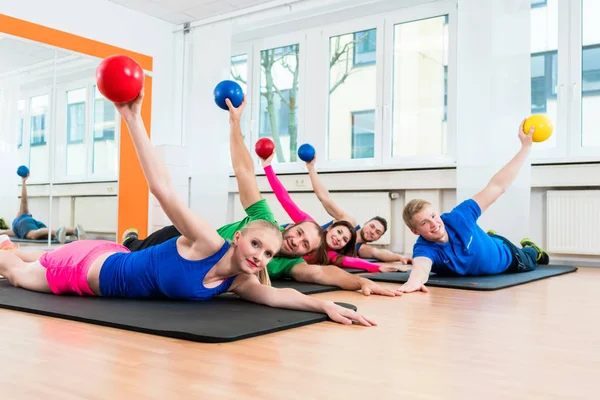Gruppo di allenamento in palestra durante la fisioterapia — Foto Stock