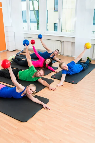 Grupo de entrenamiento en el gimnasio durante la fisioterapia — Foto de Stock