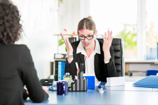 Empresária stressada coberta com notas pegajosas — Fotografia de Stock