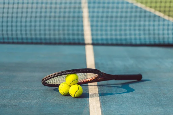 Profesyonel bir raf üzerinde üç tenis topları close-up yüksek açı — Stok fotoğraf