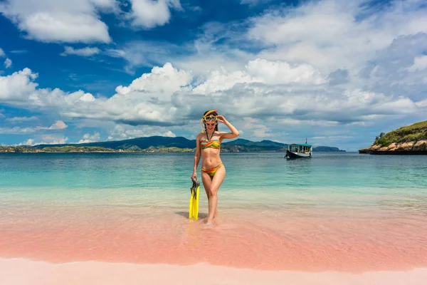 Gyönyörű fiatal nő gazdaság könnyűbúvár-felszerelés, a(z) Pink Beach — Stock Fotó