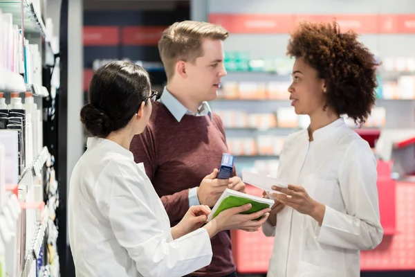 Portrait of a female experienced pharmacist reading the indications — Stock Photo, Image