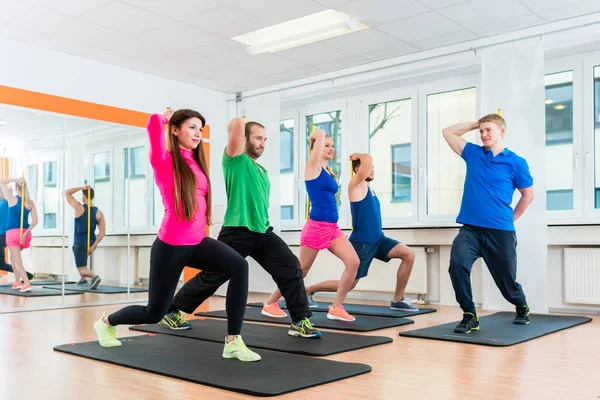 Män och kvinnor i gymmet pilates träning — Stockfoto