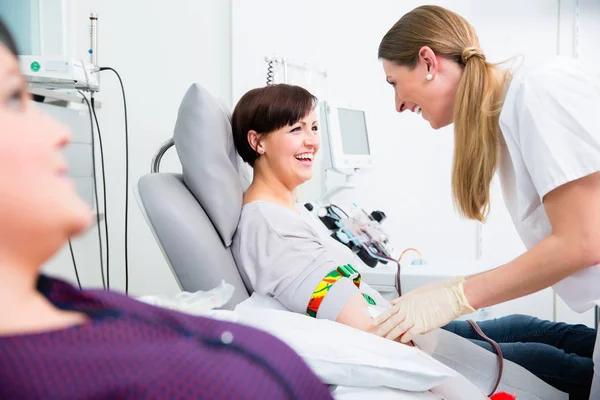 Nurse in drop-in department taking blood from donor — Stock Photo, Image