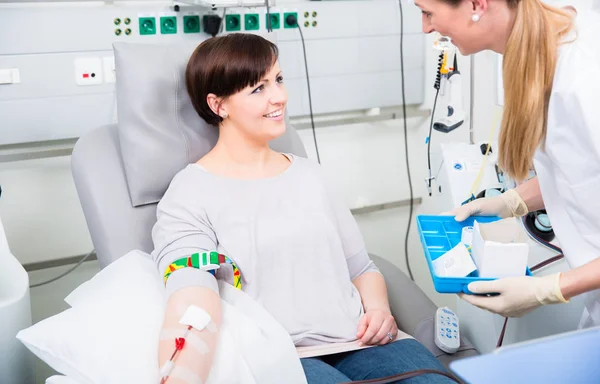 Krankenschwester fragt Blutspender, ob alles in Ordnung ist — Stockfoto