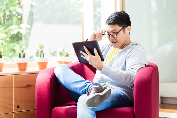 Junger asiatischer Mann überrascht von Online-Informationen — Stockfoto