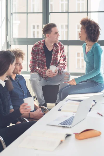 Vrolijke studenten met een grappige luid gesprek tijdens pauze — Stockfoto