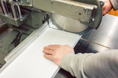 Tinner sac onun atölyesinde testere ile kesme
