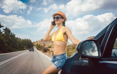 Onu tatil telefon kullanan kadın