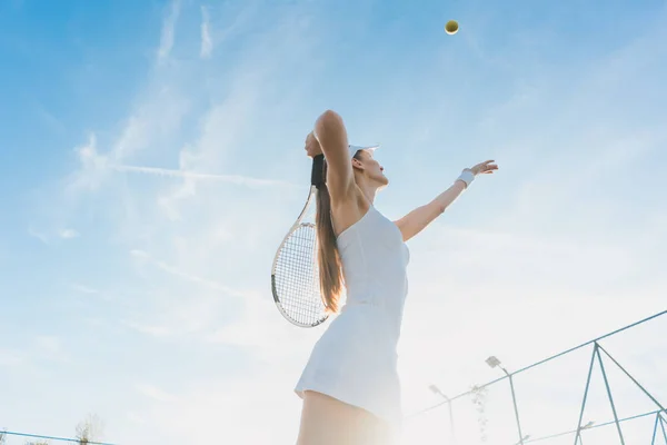Γυναίκα που εξυπηρετούν την μπάλα για ένα παιχνίδι τένις — Φωτογραφία Αρχείου