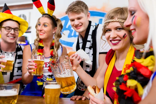 Футбольні вболівальники, спостерігаючи за грою німецької національної команди — стокове фото