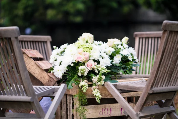 Свадебный букет цветов на столе в приемной — стоковое фото