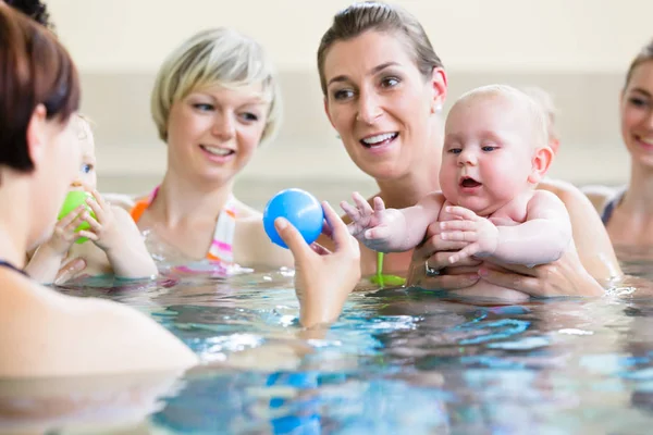 Los bebés y sus madres en la clase de natación de madres e hijos — Foto de Stock