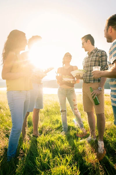 Grupo de amigos de pé em círculo na festa de churrasco — Fotografia de Stock