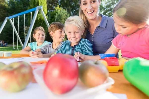 Mamá pintando cuadros con sus hijos — Foto de Stock