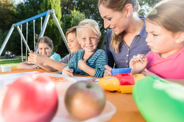 Mutter malt Bilder mit ihren Kindern — Stockfoto