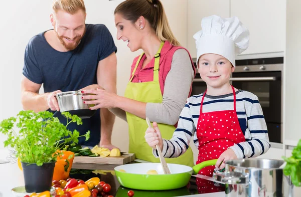 Family cooking together in kitchen — Stock Photo, Image