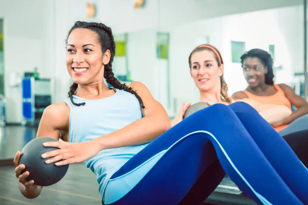 Mulher bonita exercitando torção russa com bola de med para abdominais fortes — Fotografia de Stock