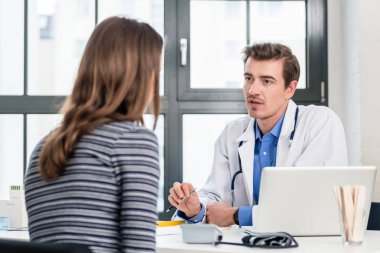 Genç Doktor hastasına önem ile dinleme adamış