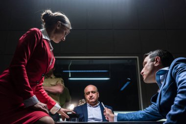 Bir şüphelinin duruşma sırasında savcı ile anlaşmazlık avukat