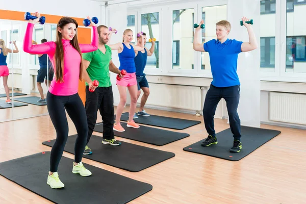 Jovens Atletas Fazendo Ginástica Ginásio Health Club — Fotografia de Stock