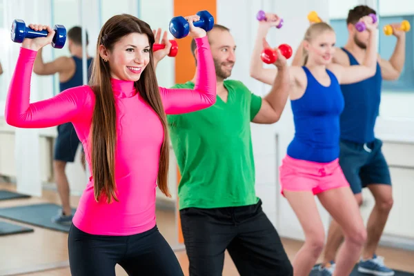 Gruppe von Sportlern im Fitnessstudio turnt mit Hanteln — Stockfoto