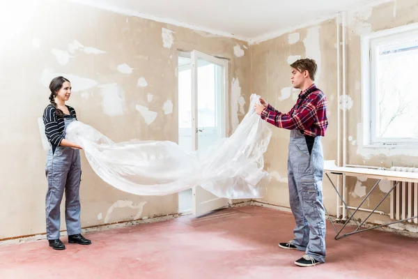 Pareja joven trabajando juntos en la renovación del interior de su casa — Foto de Stock