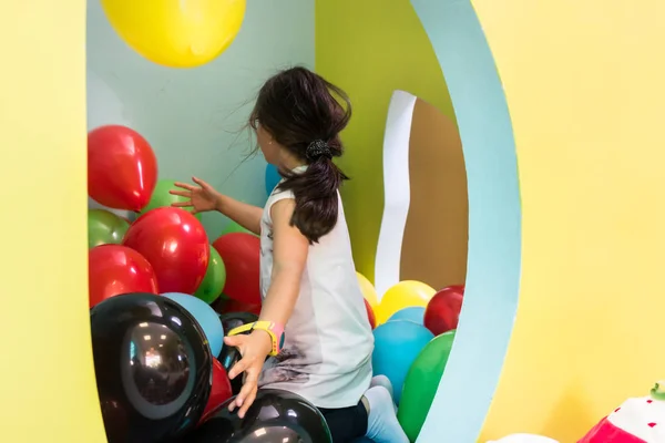 Sevimli kız anaokulu, çalma süresi sırasında renkli balonlarla oynamayı — Stok fotoğraf