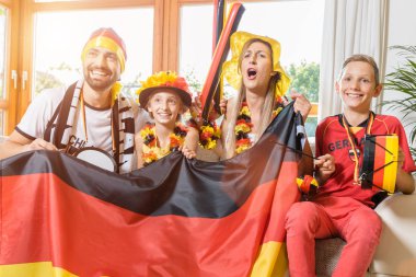 Bütün aile Tv önünde Alman futbol takımı için tezahürat
