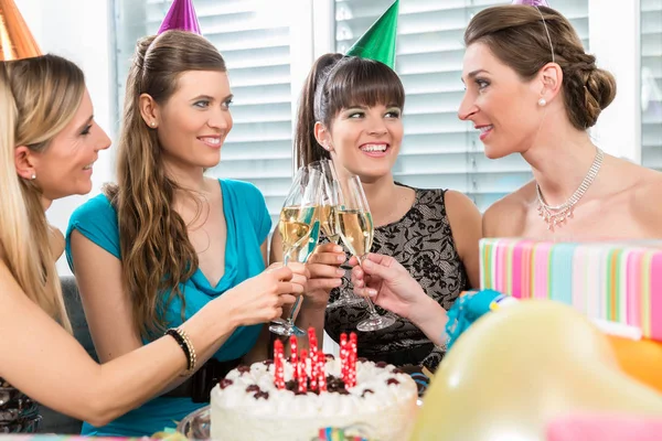 Чотири красивих і веселих жінок тости з шампанським — стокове фото