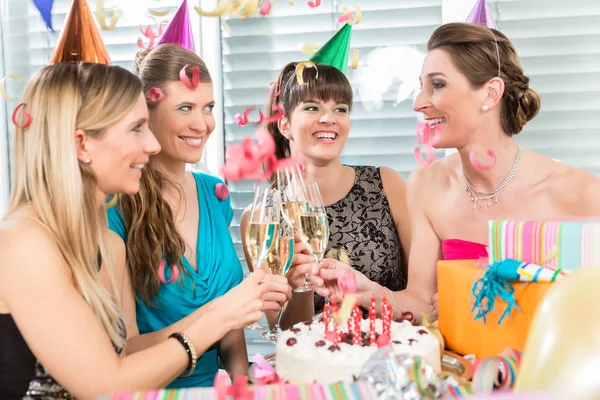 Quatro mulheres bonitas e alegres brindando com champanhe — Fotografia de Stock