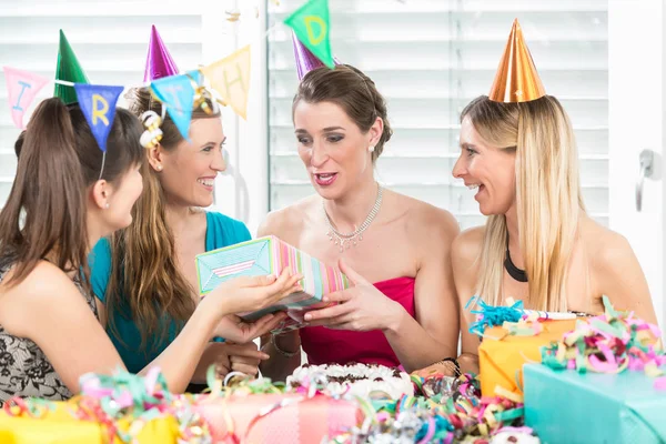Vidám nő gazdaság egy ajándék doboz alatt egy meglepetés születésnapi partiján — Stock Fotó