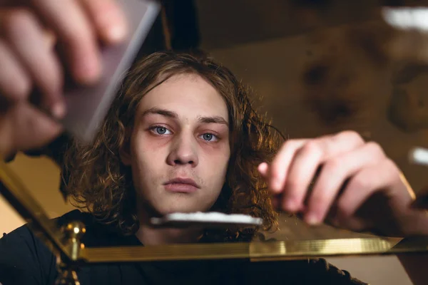 Close-up portret dotkniętych narkotyków nastolatek — Zdjęcie stockowe