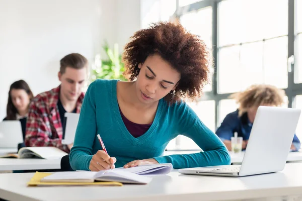 Portret van een Afrikaanse Amerikaanse duizendjarige student glimlachen — Stockfoto