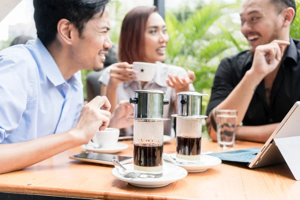 Café vietnamita servido na mesa de três amigos ao ar livre — Fotografia de Stock