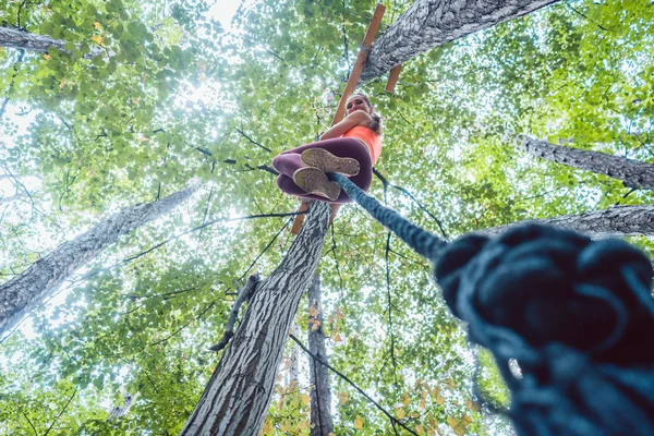 非常にフィットして、運動の女性、ロープ クライミング — ストック写真