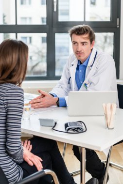 Genç Doktor hastasına önem ile Danışma sırasında dinleme adamış