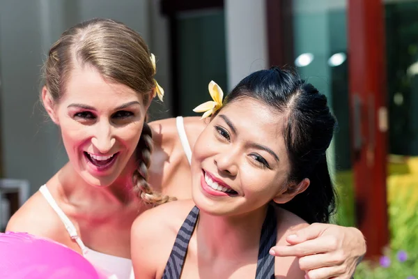 Deux filles dans le jardin asiatique à la piscine de bronzage — Photo
