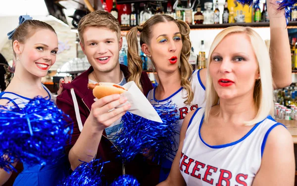 Junge Sportfans schauen sich ein Spiel an und trinken Bier — Stockfoto