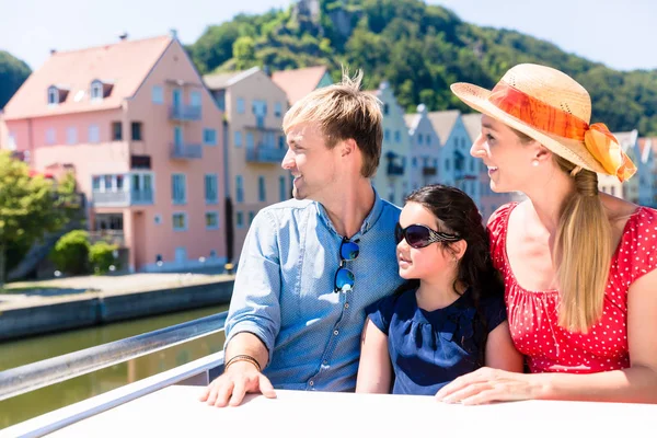Família no cruzeiro fluvial no verão sentado no navio — Fotografia de Stock