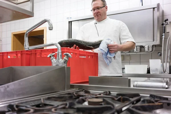 Chef dans la cuisine restaurant vérifier la livraison de poisson frais — Photo