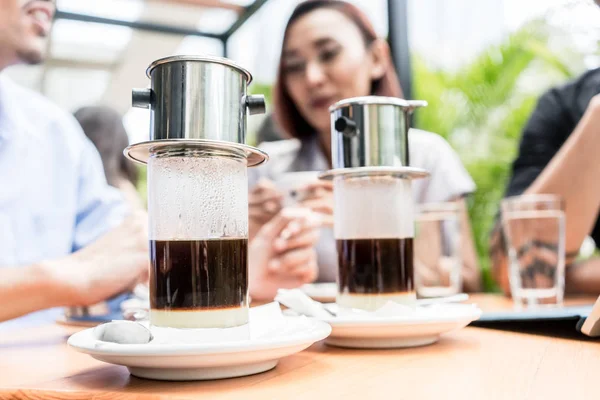 Het vietnamesisk espresso gjord av kaffe, cikoria och söta olika temperaturextremer kan kondens — Stockfoto
