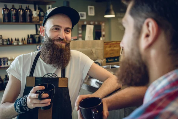 彼の顧客および友人とコーヒーを飲んでのヘアスタイリストを専用 — ストック写真