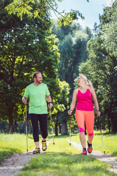 Pareja haciendo Nordic Walking por deporte — Foto de Stock