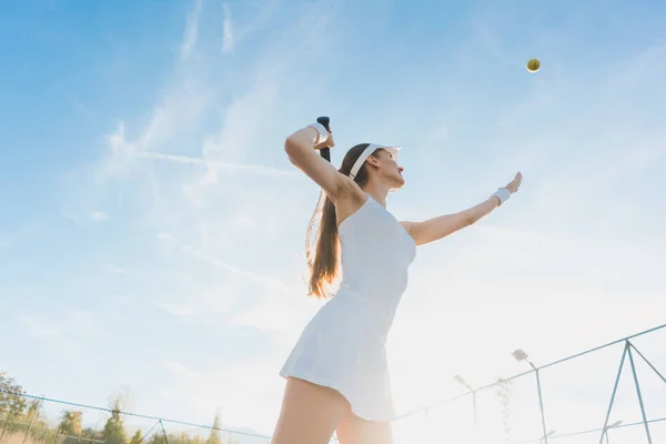 A labda a játék a tenisz szolgáló nő — Stock Fotó