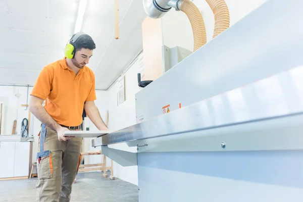 Tukang kayu di pabrik furnitur bekerja pada mesin veneer — Stok Foto