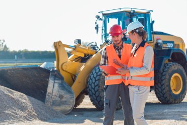 Erkek ve kadın işçi inşaat sitesinde