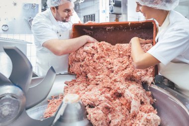 Alarak kasaplar et kıyma makinesi dışında fikirli ekibi